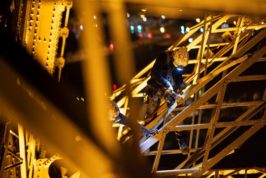 Foto di un pittore sulla Torre Eiffel