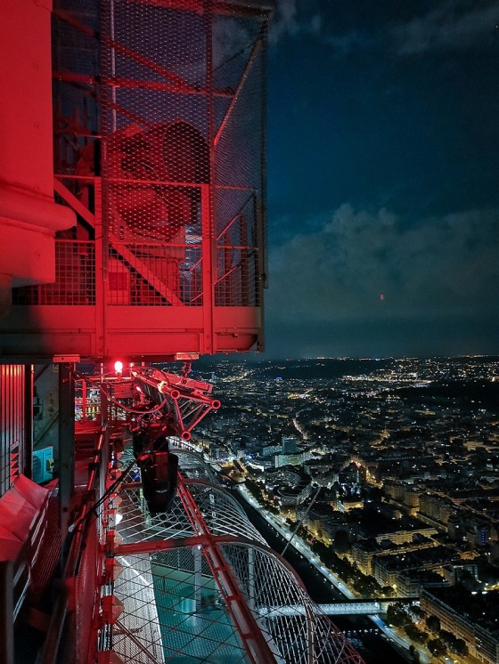 Faro de la Torre Eiffel por la noche