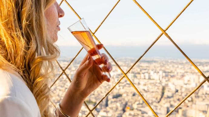 Bicchiere di champagne in vetta